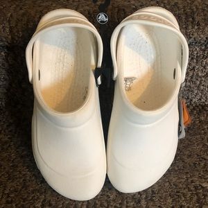 NWT unisex white CROCS size 9 women’s 7 men’s.